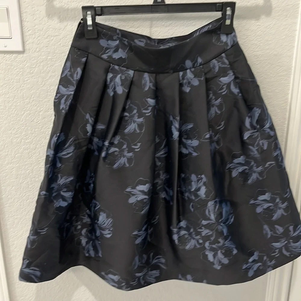 Ann Taylor Full Flower Skirt Size 0P - Picture 4 of 5